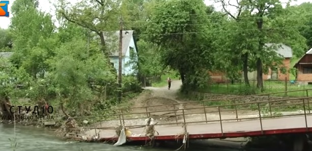 У Тур’ї Поляні, на Перечинщині через зруйновані переправи місцеві долають річку вбрід (ВІДЕО)