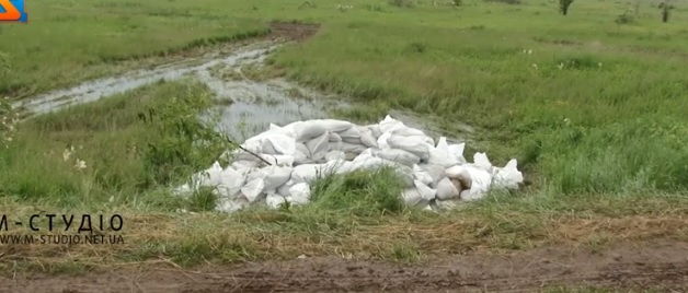 Мешканці кількох сіл на Мукачівщині самотужки рятували населені пункти від підтоплення (ВІДЕО)