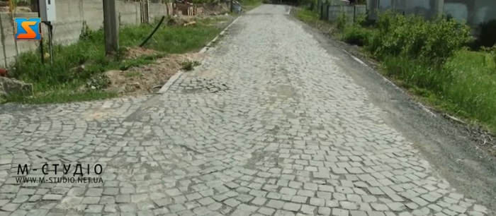 У чотирьох селах Мукачівщини замість асфальту дороги викладають бруківкою (ВІДЕО)