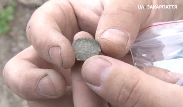 Під час розкопок в Ужгородському замку сьогодні знайшли монету XVI ст. (ВІДЕО)