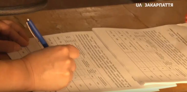 Бюлетені для голосування на виборах видали половині із 144 дільниць Закарпаття (ВІДЕО)