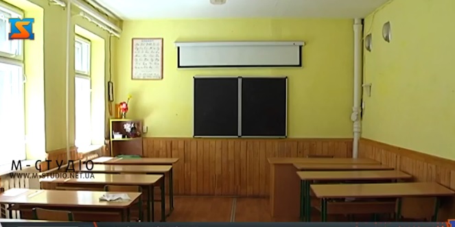 У Нересниці, на Тячівщині учні недобудованої школи сидять за партами по троє (ВІДЕО)