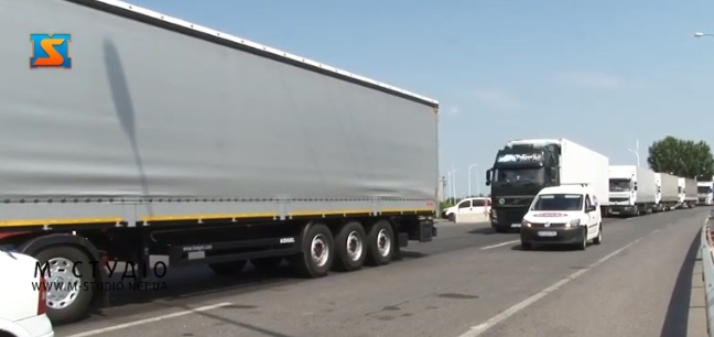 На українсько-угорському кордоні в Чопі вантажівки стоять в черзі по кілька днів (ВІДЕО)