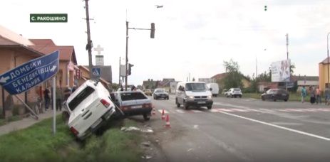 На Мукачівщині "Тойота", ідучи на обгін, зіткнулася з ВАЗом. Водія ВАЗу забрала "швидка" (ВІДЕО)