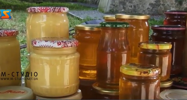 За пів літра меду на фестивалі-ярмарку "Медовий спас" в Ужгороді просять від 80 до 120 гривень (ВІДЕО)