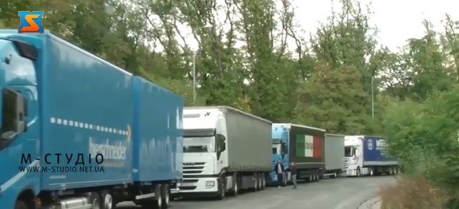 На українсько-словацькому кордоні на Закарпатті –  знову затори з вантажівок (ВІДЕО)