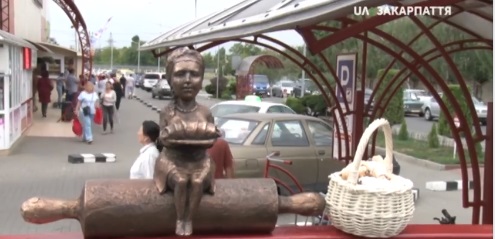 Мініскульптурка, присвячена кіфлику, з'явилася в Ужгороді (ВІДЕО)