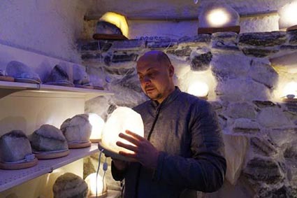 Мешканець Тячівщини вже роками виготовляє соляні лампи та створює соляні кімнати (ФОТО) 
