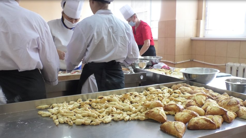 Майже 28 кг печива спекли для воїнів ООС студенти ужгородського профучилища (ФОТО, ВІДЕО)