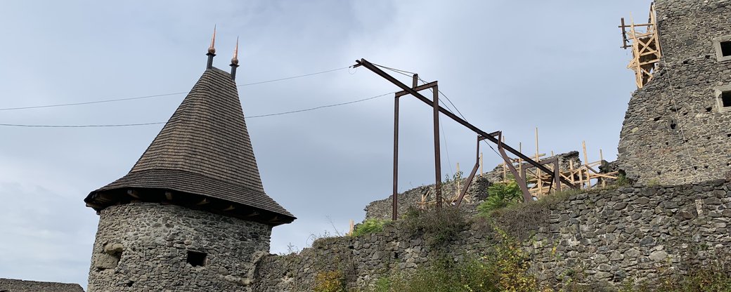 Будівельники відновлюють стіни великої вежі Невицького замку, наступного тижня приступлять до даху (ФОТО, ВІДЕО)