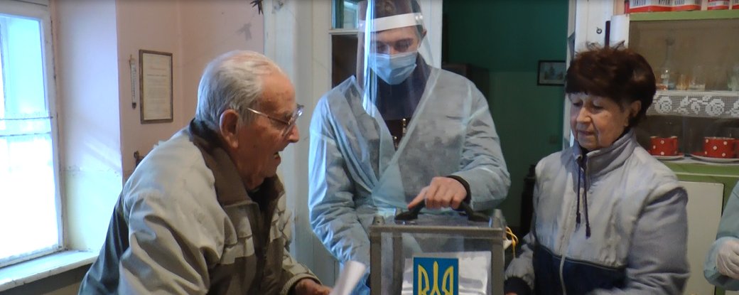 103-річний ужгородець проголосував за майбутнього міського голову (ФОТО, ВІДЕО)