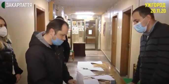 Засоби захисту роздають членам ужгородських ДВК напередодні повторного голосування (ВІДЕО)