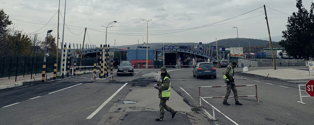 Близько 30 людей перетнули кордон із Словаччиною пішим переходом на КПП "Ужгород-Вишнє-Нємецьке"