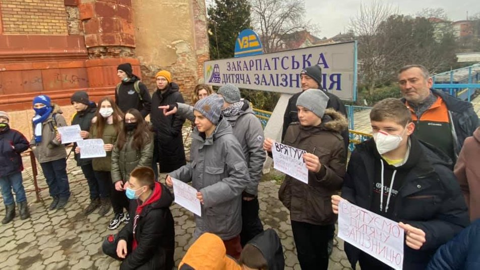 Ð' Ð£Ð¶Ð³Ð¾Ñ€Ð¾Ð´Ñ– Ð´Ñ–Ñ‚Ð¸ Ð·Ð°ÐºÐ»Ð¸ÐºÐ°Ð»Ð¸ Ð·Ð±ÐµÑ€ÐµÐ³Ñ‚Ð¸ Ð´Ð¸Ñ‚ÑÑ‡Ñƒ Ð·Ð°Ð»Ñ–Ð·Ð½Ð¸Ñ†ÑŽ (Ð¤ÐžÐ¢Ðž