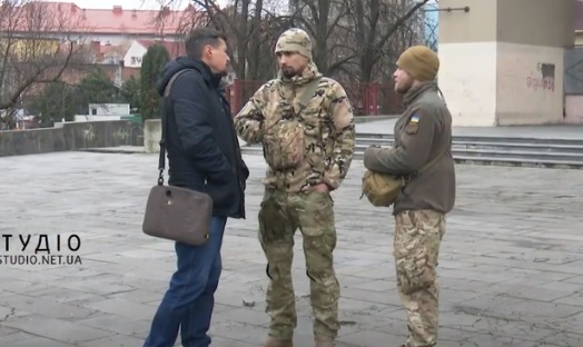 Двоє АТОвців із метою привернути увагу до проблем ветеранів пішки пройшли від Львова до Ужгорода (ВІДЕО)
