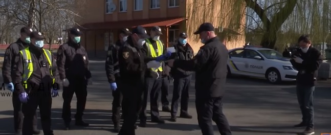 На Берегівщині поліція перевіряла, чи дотримуються умов самоізоляції ті, хто повернулися з-за кордону (ВІДЕО)