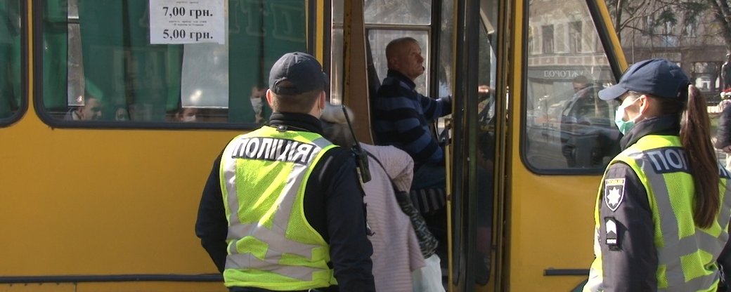 Працівники патрульної поліції перевіряють кількість пасажирів в автобусах Ужгорода (ВІДЕО)