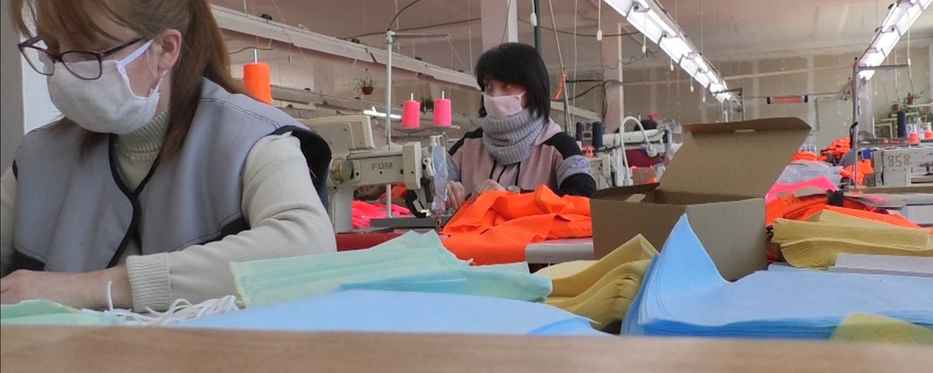 Близько 300 масок у день шиють швачки Ужгородського підприємства №2 Товариства глухих (ВІДЕО)