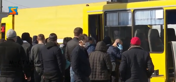 Аби потрапити в Україну на Закарпатті, сотні заробітчан очікують в черзі з угорської сторони (ВІДЕО)