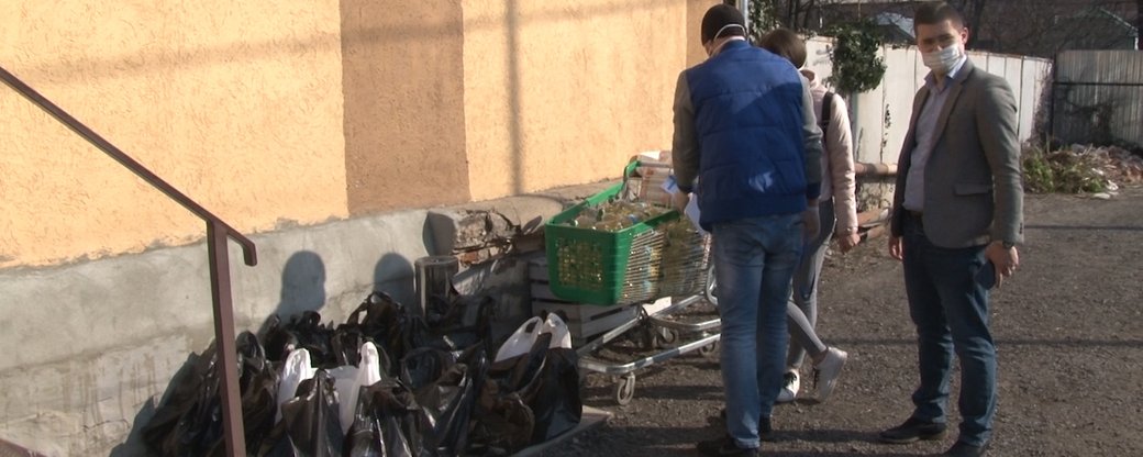 В Ужгороді волонтери роздали малозабезпеченим продуктові набори (ВІДЕО)