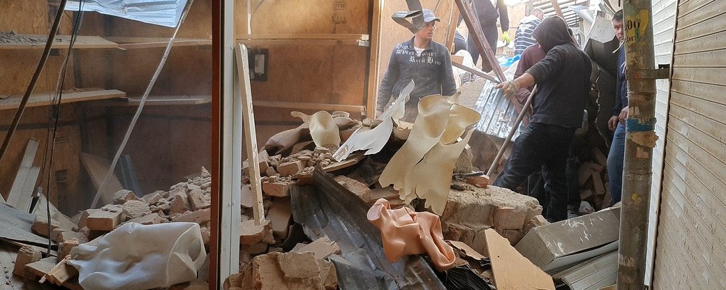 Обвалена будівля у Виноградові пошкодила торгові ряди ринку поряд (ФОТО)