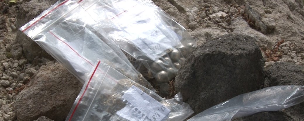 Старовинні застібки, ґудзики, медальйон та хрестик знайшли на руїнах церкви Ужгородського замку (ВІДЕО)