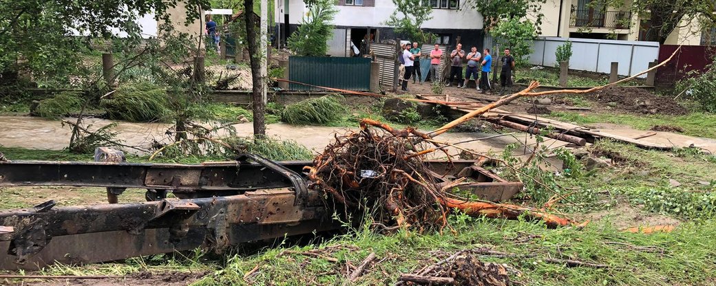 Мешканці Приборжавсього на Іршавщині прибирають свої двори після підтоплень (ВІДЕО)