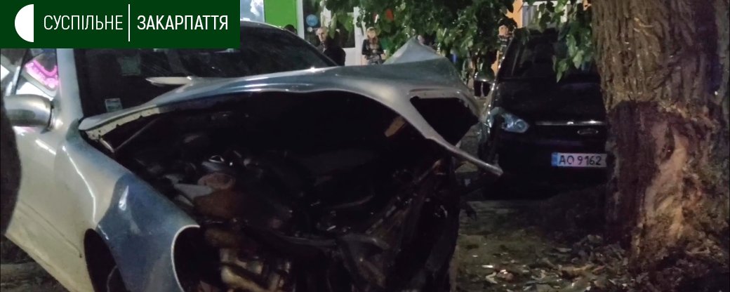 В Ужгороді, намагаючись уникнути зіткнення з мікроавтобусом, водій "Мерседеса" врізався у дерево та інше припарковане авто (ВІДЕО)
