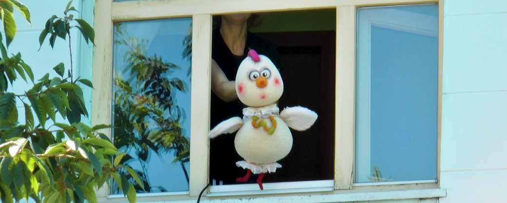 Обласний ляльковий театр в Ужгороді закрив сезон виставою у вікнах (ВІДЕО)