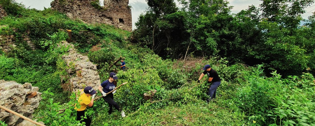 Близько 50 волонтерів прибрали територію Королевського замку на Виноградівщині (ФОТО, ВІДЕО)