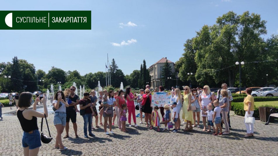 Батьки дошкільнят та школярів мітингували в Ужгороді (ВІДЕО)