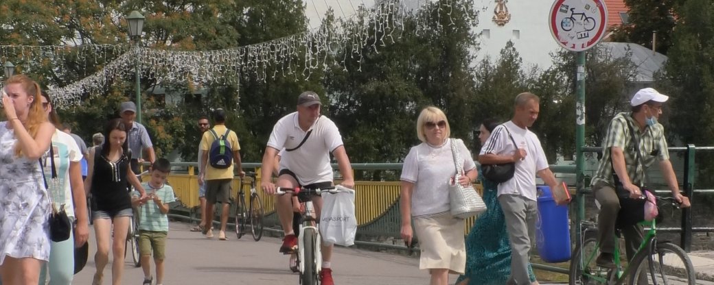 На пішохідному мості в Ужгороді патрульні зупиняли велосипедистів, що їхали під знак (ФОТО, ВІДЕО)