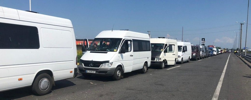 110 мікроавтобусів стоять у черзі перед КПП "Тиса" на Закарпатті (ВІДЕО)