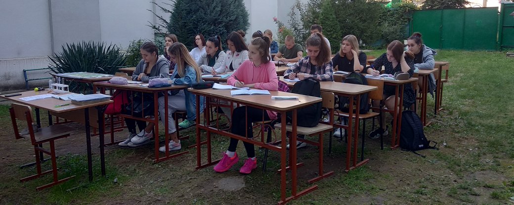 Уроки надворі проводять в Ужгородській школі № 3 (ФОТО, ВІДЕО)