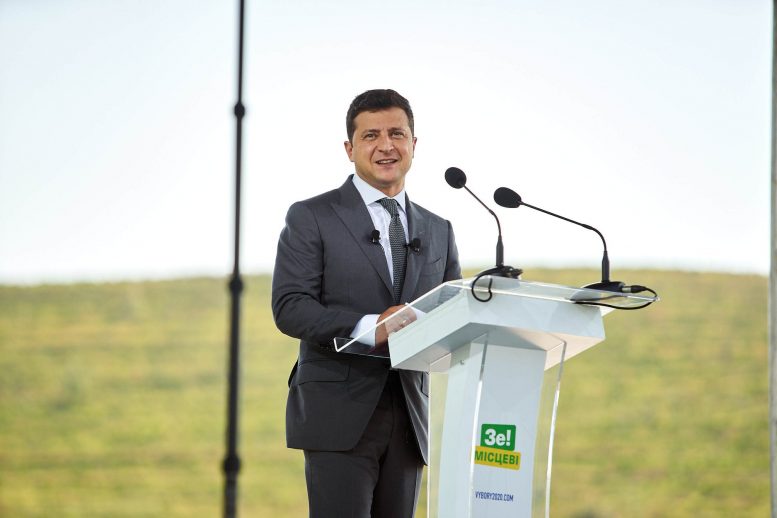 ОПОРА з'ясує правомірність використання партійних символіки та кольорів під час виступу Зеленського в Берегові (ФОТО)