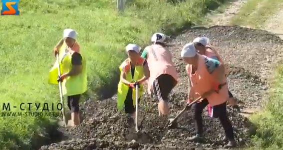 В Іршаві жіноча бригада будує унікальну гірську дорогу (ВІДЕО)