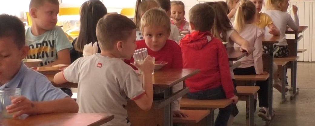60 учнів замість 150 харчуються в шкільній їдальні в Ужгороді під час карантину (ВІДЕО)