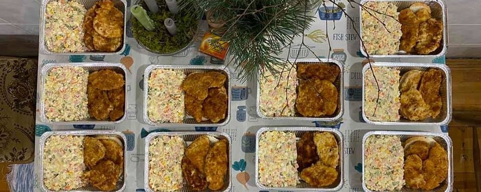 100 повноцінних обідів напередодні Нового року роздали безхатькам в Ужгороді