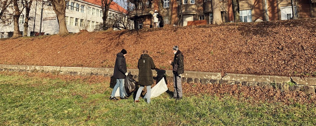 20 мішків сміття зібрали з берегів Ужа в Ужгороді (ФОТО, ВІДЕО)