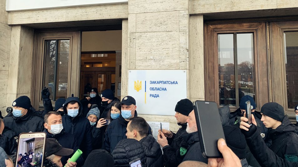 Під Закарпатською ОДА знову протестували, вимагаючи знизити тарифи (ФОТО)