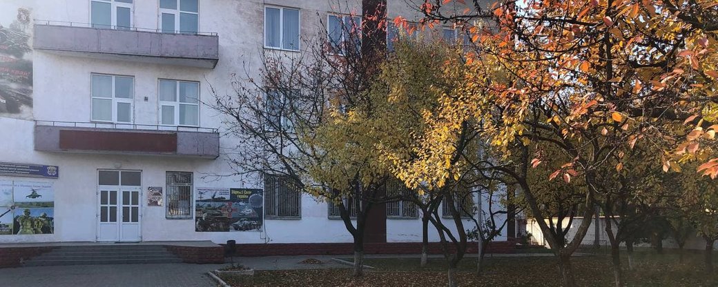 В Ужгороді з вікна військкомату вистрибнув хлопець, що вже третій рік ухиляється від служби
