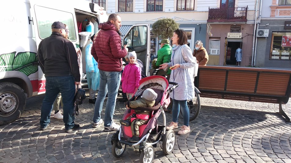 У мобільному пункті щеплення в Ужгороді за перші три години вакцинувалися 35 людей (ФОТО, ВІДЕО)