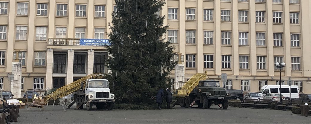 Обласну ялинку почали прикрашати в Ужгороді (ФОТО, ВІДЕО)