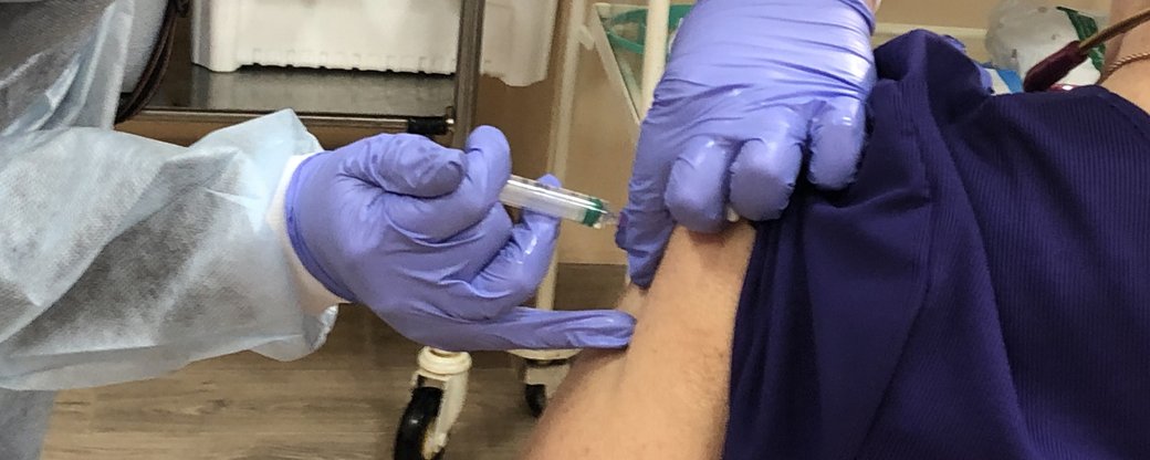 Вакцинація бустерною дозою на Закарпатті: першими щепили медиків (ВІДЕО)