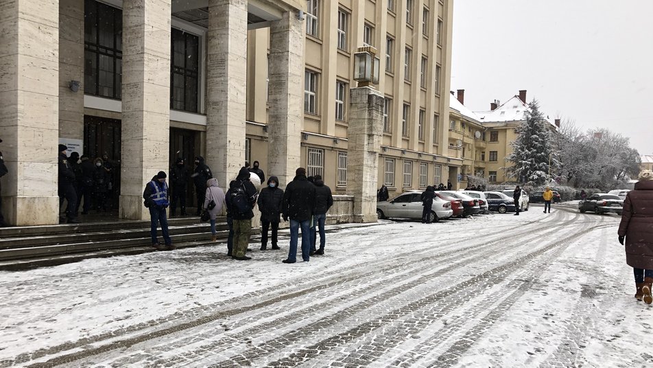 Акція протесту щодо тарифів під Закарпатською ОДА зібрала з десяток людей, ніхто з чиновників не вийшов (ФОТО, ВІДЕО)