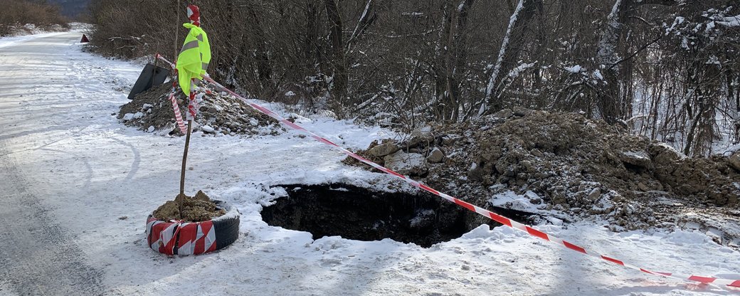Із 15 лютого почнуть ремонтувати провалля на дорозі у селі Ворочево на Закарпатті (ВІДЕО)