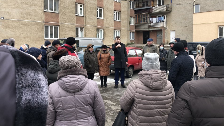 Мешканці 3-х будинків в Ужгороді виступили проти забудови прибудинкової території (ФОТО, ВІДЕО)