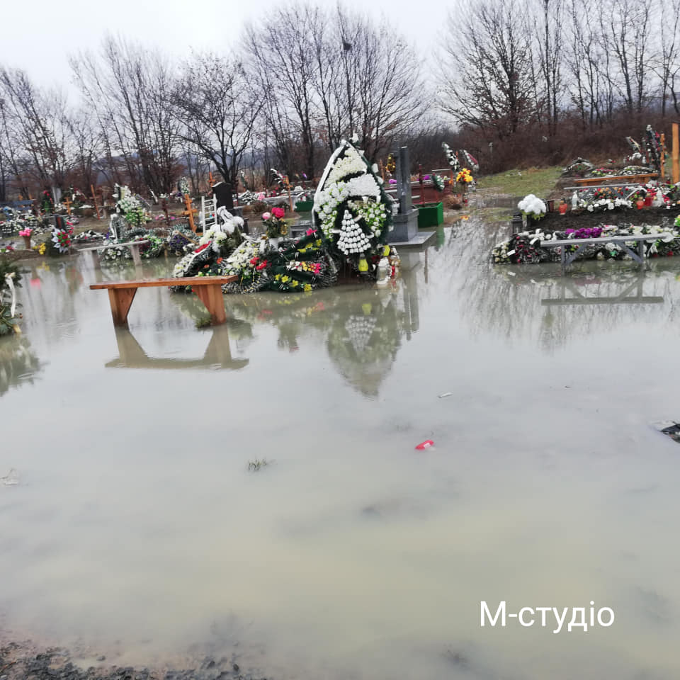 У мікрорайоні "Паланок" у Мукачеві затопило цвинтар (ФОТО, ВІДЕО) 