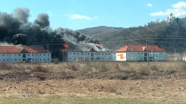 До масштабної пожежі в "солотвинському" містечку в Тереблі спричинився підпал сухої трави (ВІДЕО)
