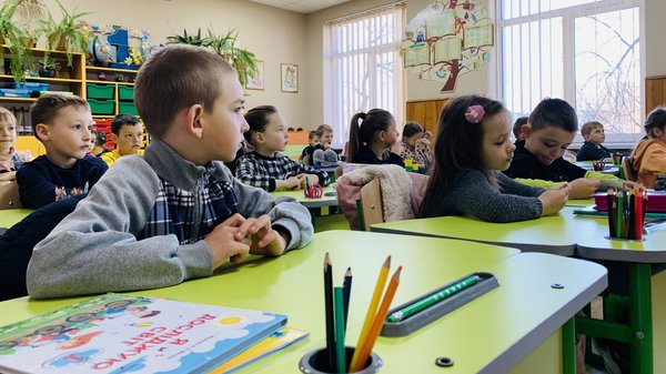 Школярі-початківці Мукачівської громади пішли на уроки після 23 днів карантину (ФОТО, ВІДЕО)